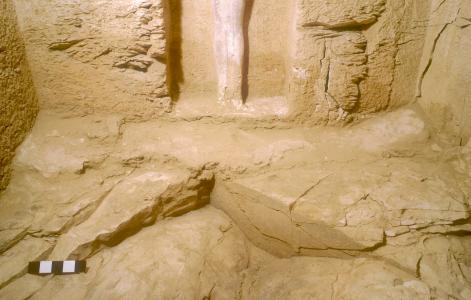 Remains of plaster flooring in corners near Osiris figure.