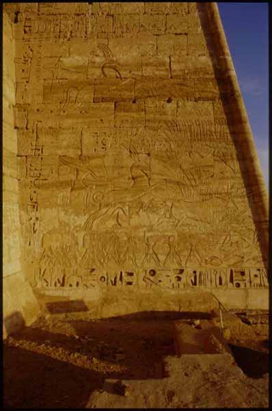 Madinat Habu, Rameses III Memorial temple, first pylon, south wing west face, King hunting desert game and bulls in the marsh