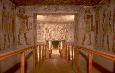 Horus-Iwnmutef; Horus and Anubis before Osiris.